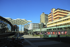 900805 Gezicht op het Stationsplein te Utrecht, uit het zuidoosten, met links het Centraal Station en rechts Hoog Catharijne.